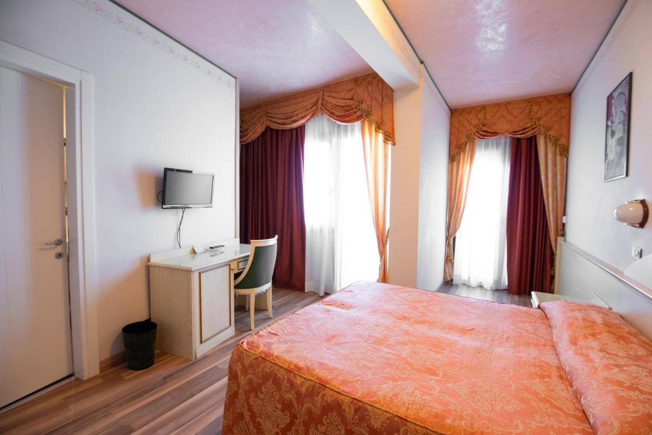 Carlton Hotel